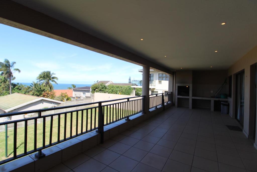 balcón con vistas al océano en Sea Breeze West 5 en Margate
