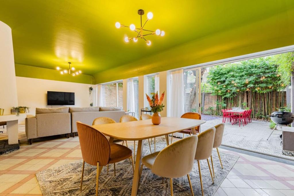 Una sala de estar con una mesa y sillas de madera. en NEW Anzures Area Home BBQ Parking Private Patio, en Ciudad de México
