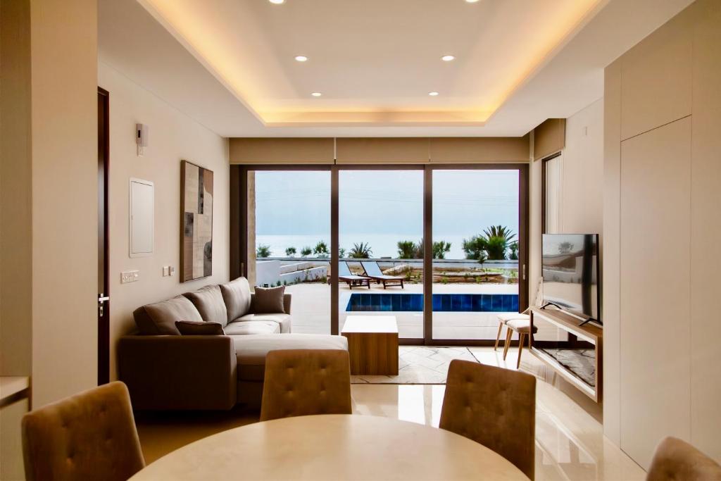 Bazén v ubytování Santa Barbara Seafront villas w jacuzzi pool nebo v jeho okolí
