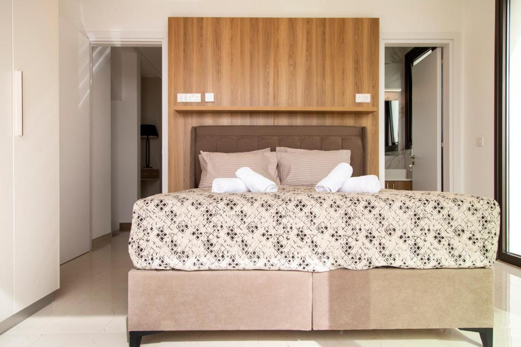 Postel nebo postele na pokoji v ubytování Santa Barbara Seafront villas w jacuzzi pool
