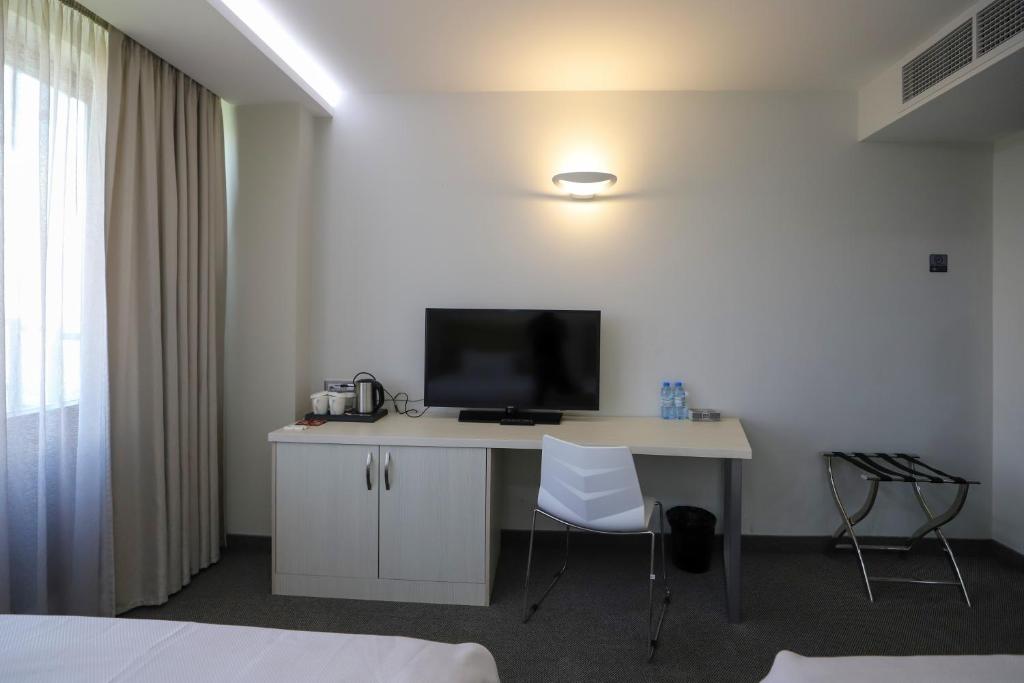 TV a/nebo společenská místnost v ubytování President Hotel by Hrazdan Hotel CJSC