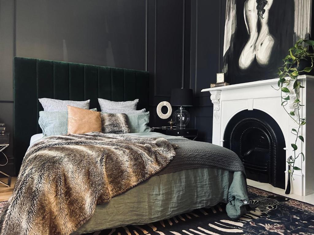 A bed or beds in a room at The Ritzy Richmond Terrace