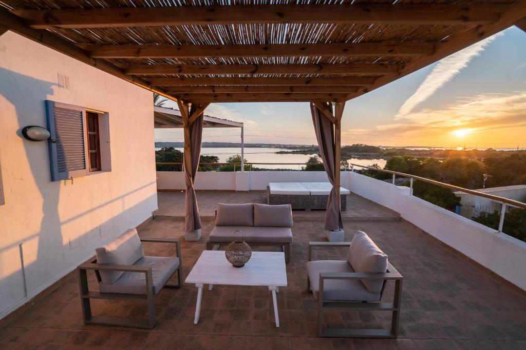 een patio met stoelen en een tafel op een balkon bij Cas Saliners - Ses Illetes in La Savina