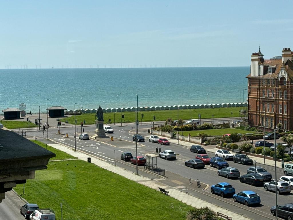 a busy road with cars on it next to the ocean at Beautiful Penthouse By Seafront in Brighton & Hove