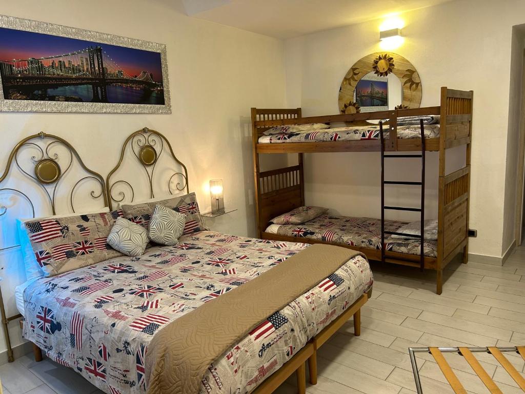 een slaapkamer met 2 stapelbedden en een spiegel bij casa vacanza serena in Palazzago