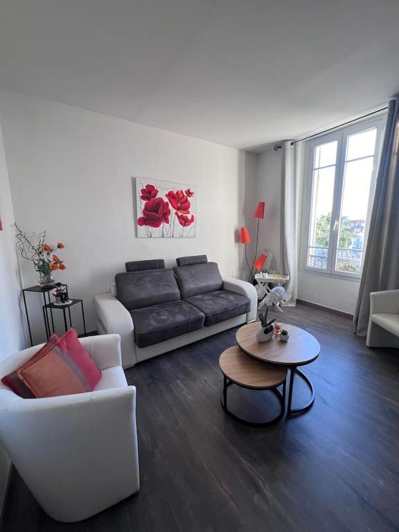 un salon avec un canapé et une table dans l'établissement Lamy by Riviera Eden Palace, à Cannes