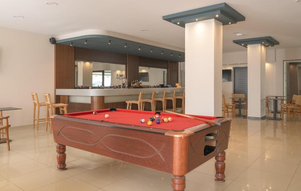 Biliár nebo kulečník v ubytování Sergios Hotel