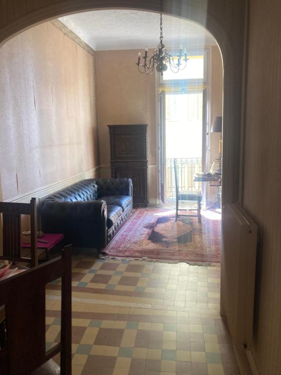 un salon avec un canapé et une table dans l'établissement Appartement dans le Vieux-Nice, à Nice