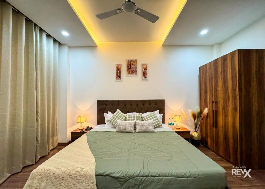 Postel nebo postele na pokoji v ubytování Guru Sadan A Luxe Stay