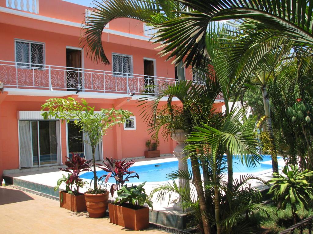 a resort with a swimming pool and palm trees at Avamada Lodge in Ivato