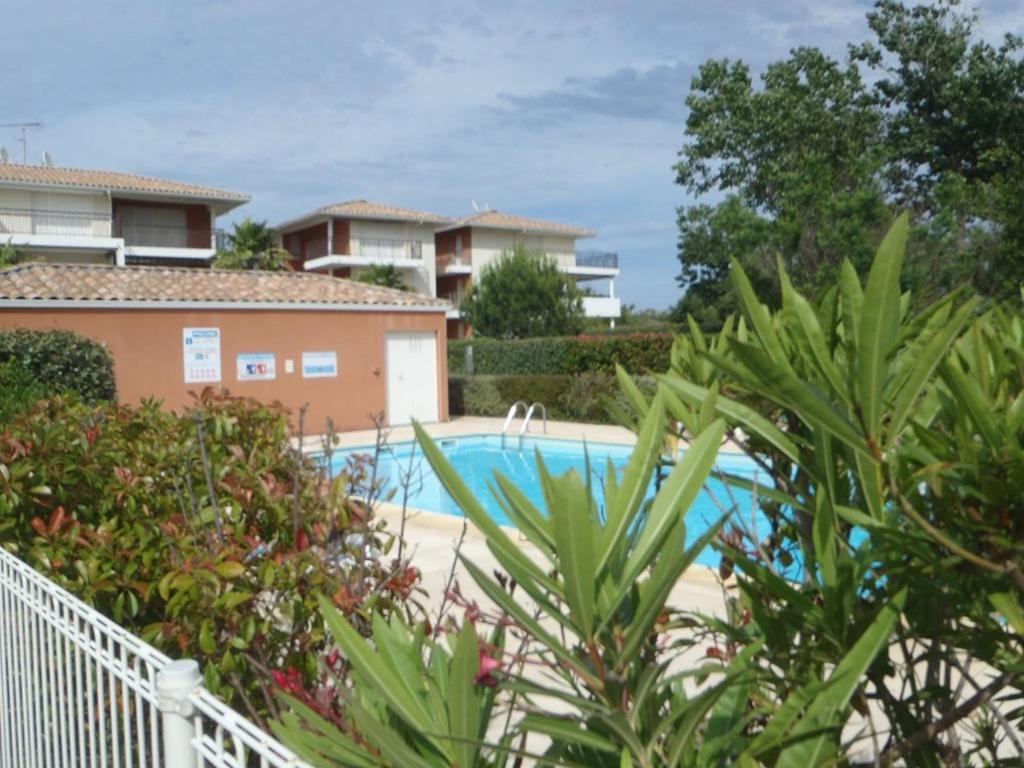 une piscine devant un immeuble dans l'établissement APPT 2 PIÈCES 33m2 + LOGGIA 11m2 REF4024, à Le Castellas
