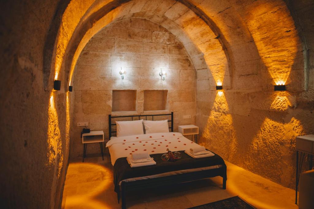 DAPHNE CAVE HOTEL - 2