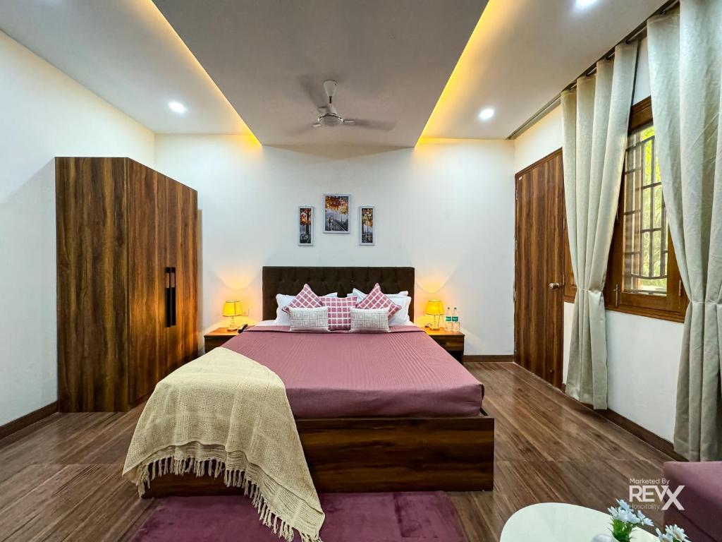 Postel nebo postele na pokoji v ubytování Guru Sadan A Luxe Stay