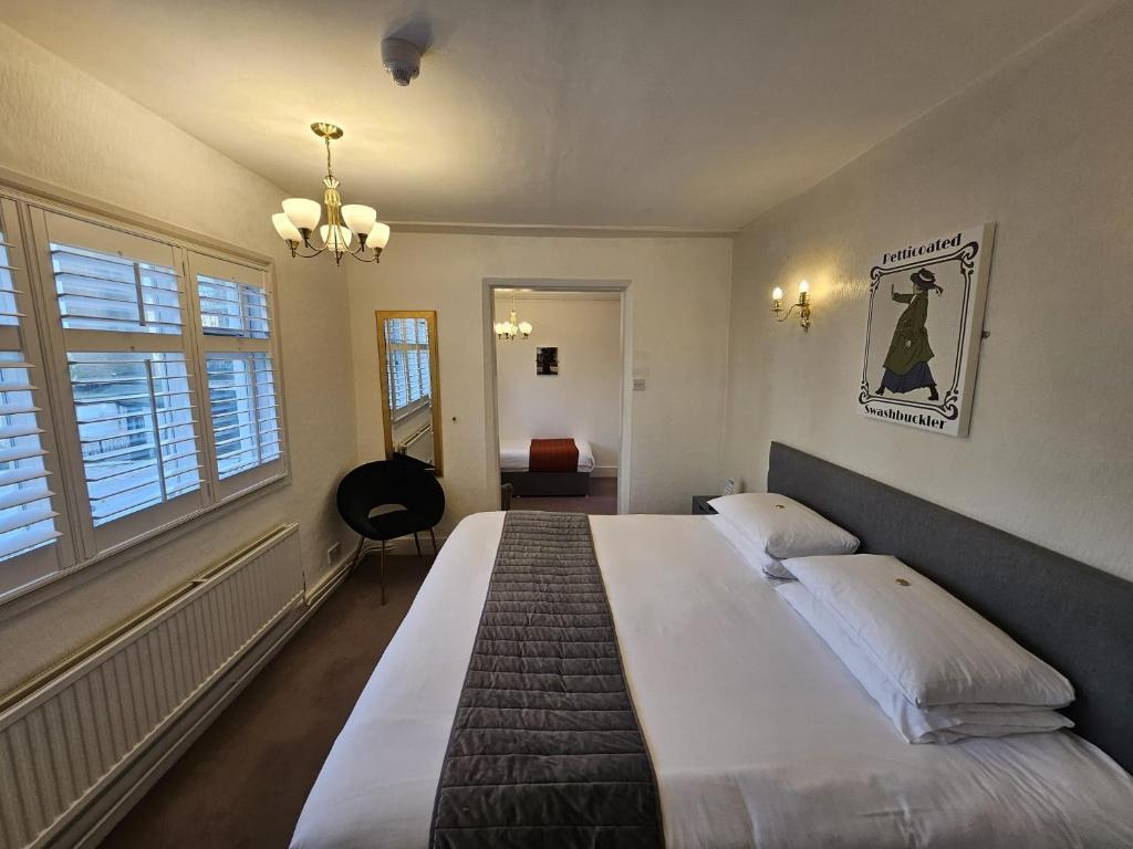 - une chambre avec un grand lit et une fenêtre dans l'établissement Hotel 63, à Londres