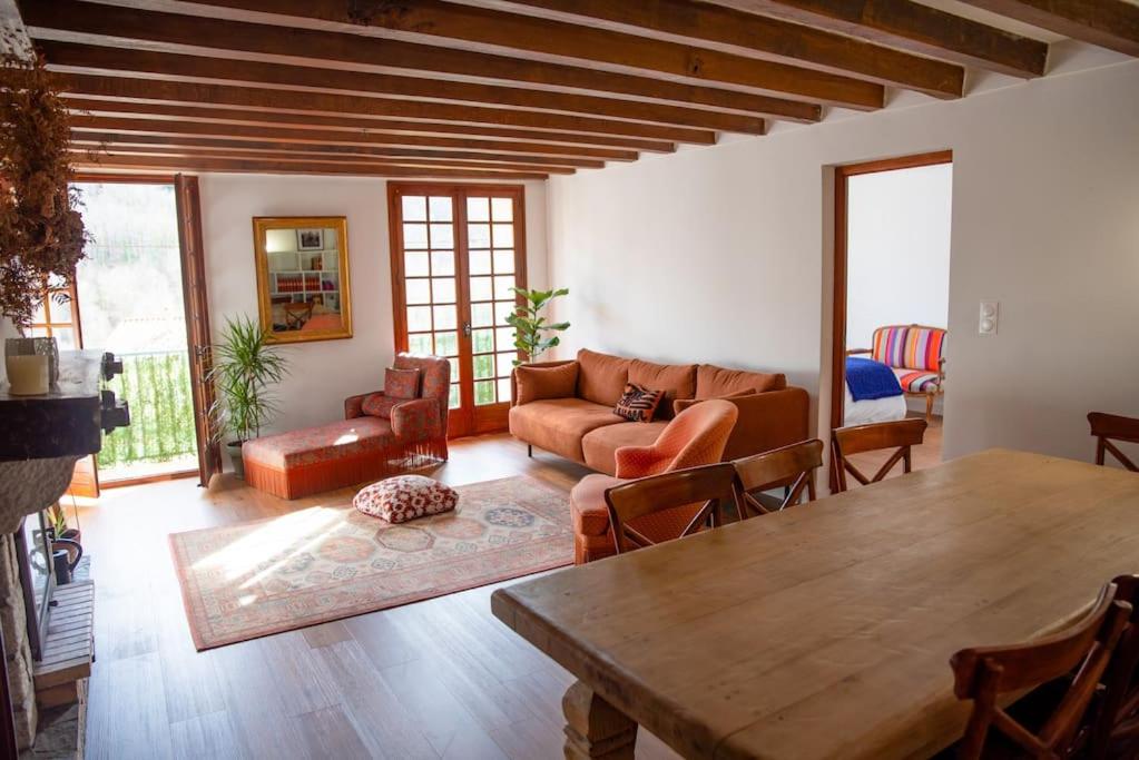 un salon avec une table et un canapé dans l'établissement Superbe T4 vue sur les montagnes, à Prats-de-Mollo-la-Preste