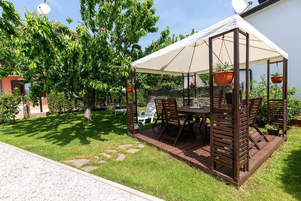 Κήπος έξω από το Beautiful Apartment Fratta with garden in Tar