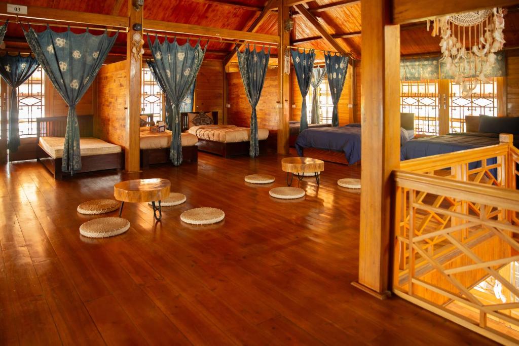 Postel nebo postele na pokoji v ubytování Khen Mong Nature Hotel