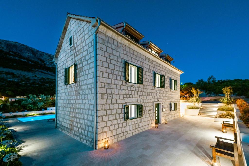 Bazén v ubytovaní Villa Sion peaceful villa with private pool and stunning mountain view alebo v jeho blízkosti