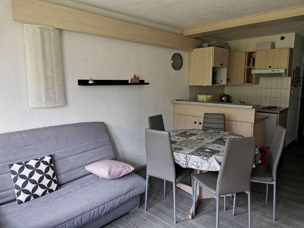 un salon avec un canapé, une table et des chaises dans l'établissement Appartement 6 pers - 1 ch - Balcon sud - Pied des pistes - La Mongie - FR-1-404-24, à La Mongie