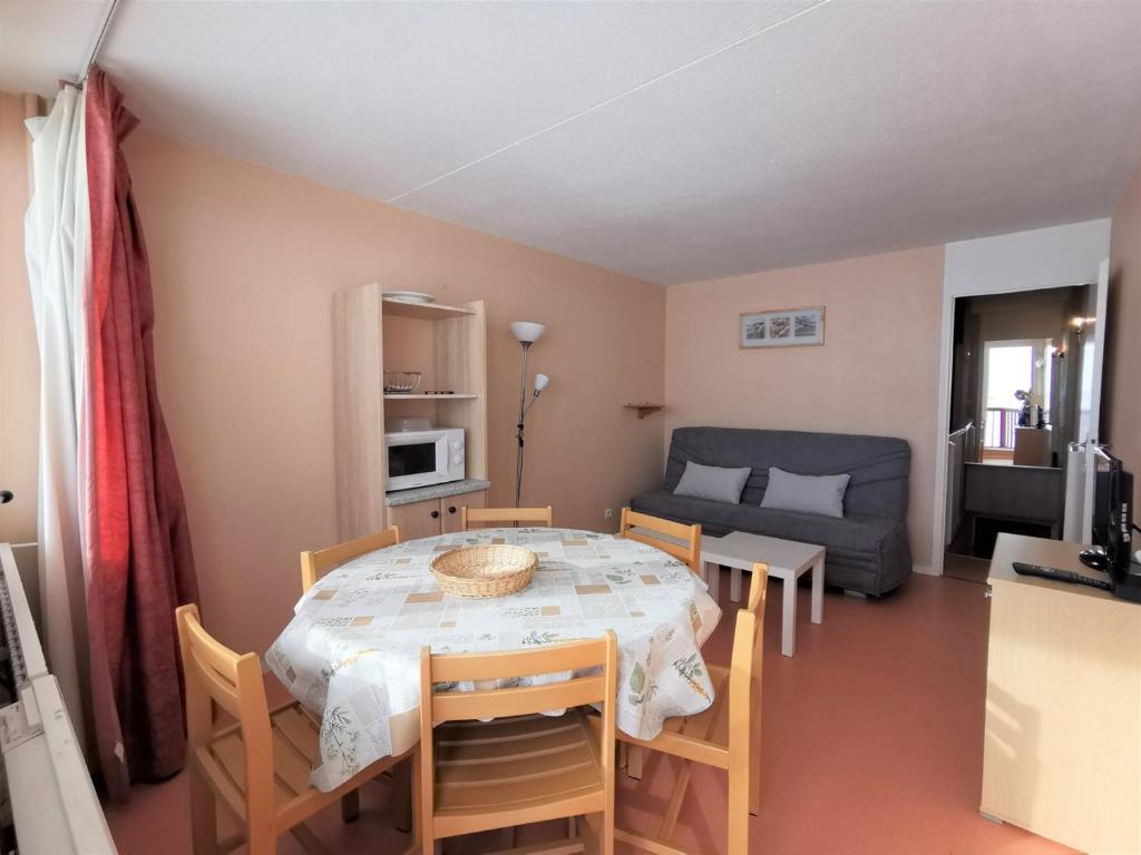 un salon avec une table, des chaises et un canapé dans l'établissement Appart 6 personnes, 1 chambre, pied pistes, balcon sud, La Mongie - FR-1-404-60, à La Mongie