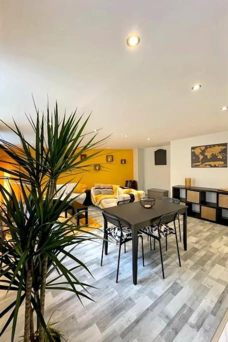 un salon avec une table et un canapé dans l'établissement La Funky Coloc', à Saint-Étienne