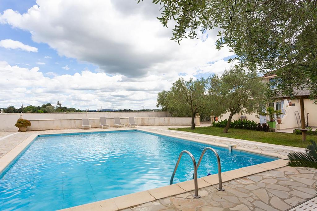 Bazén v ubytování Côté Oliviers 6P - Appt avec piscine partagée nebo v jeho okolí