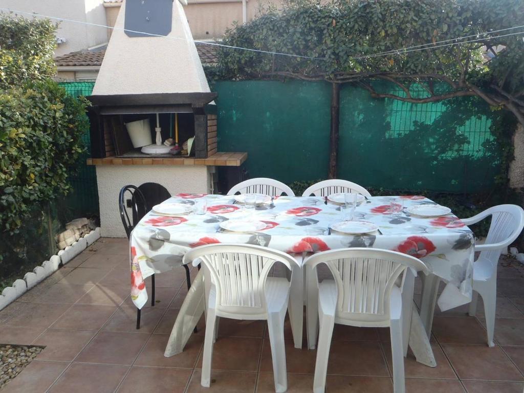 une table et des chaises blanches avec une table et des chaises blanches dans l'établissement VILLA 3 PIECES MEZ 55m2 + TERRASSE 14m2 REF 4017, à Le Castellas