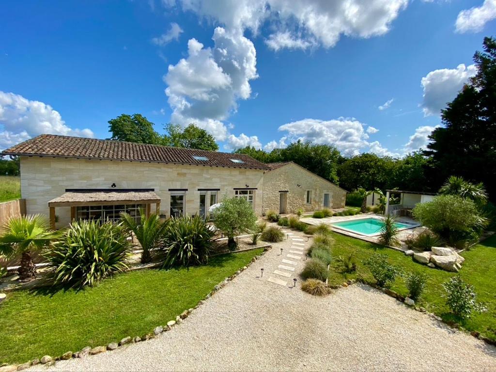 uma casa com jardim e piscina em Maison d'exception Girondine em La Lande-de-Fronsac