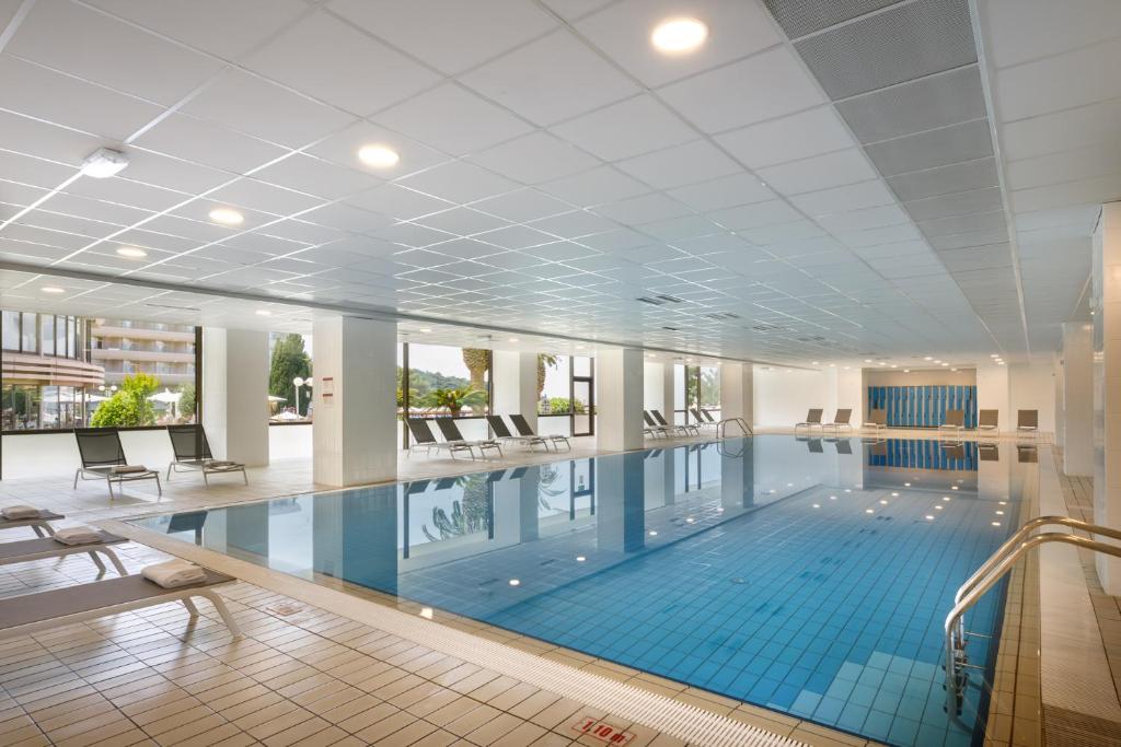 Bazén v ubytování Remisens Hotel Albatros-All inclusive nebo v jeho okolí
