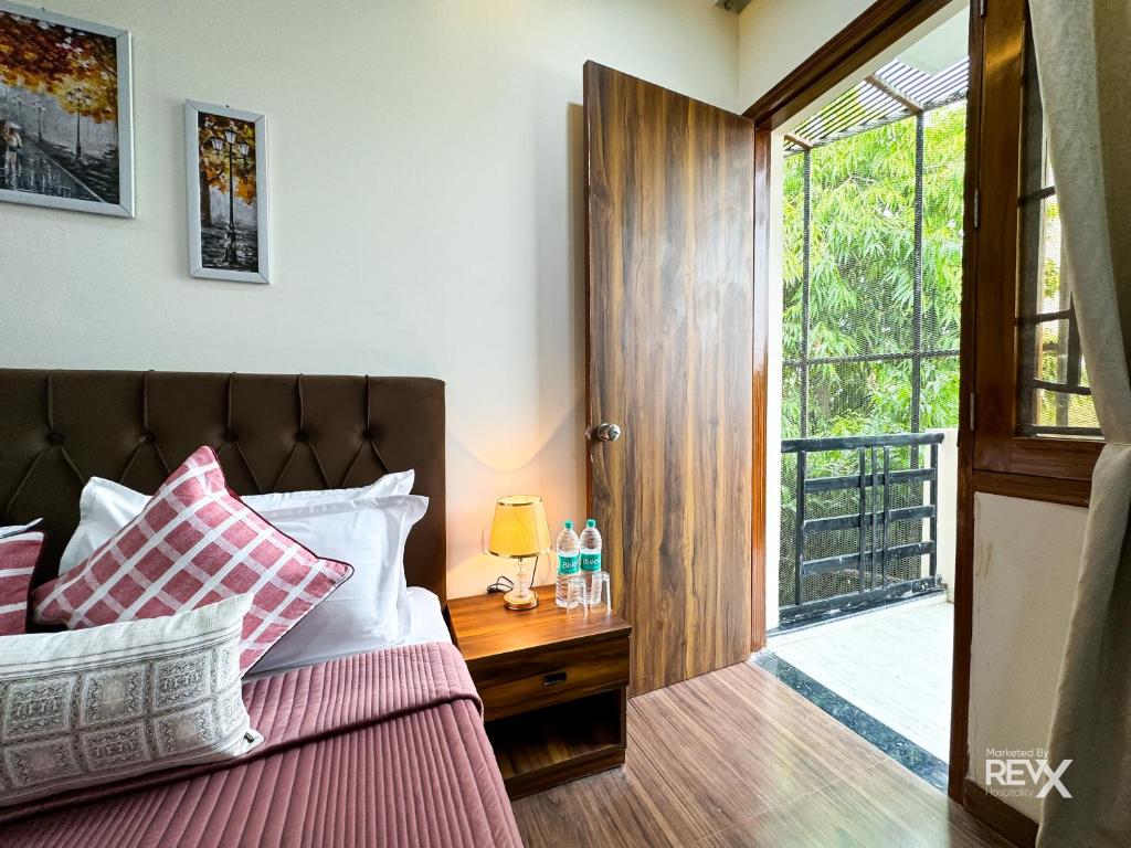 Postel nebo postele na pokoji v ubytování Guru Sadan A Luxe Stay