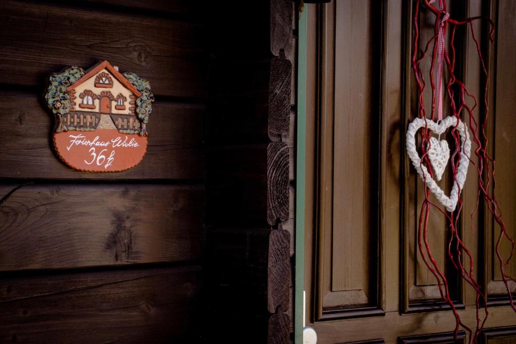 ein Haus-Ornament an der Tür eines Hauses in der Unterkunft Ferienhaus Wickie in Grafenau