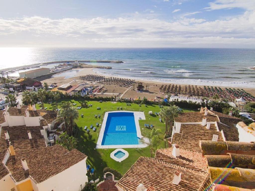 een luchtzicht op een resort met een zwembad en de oceaan bij Apartment in Cabopino in Marbella