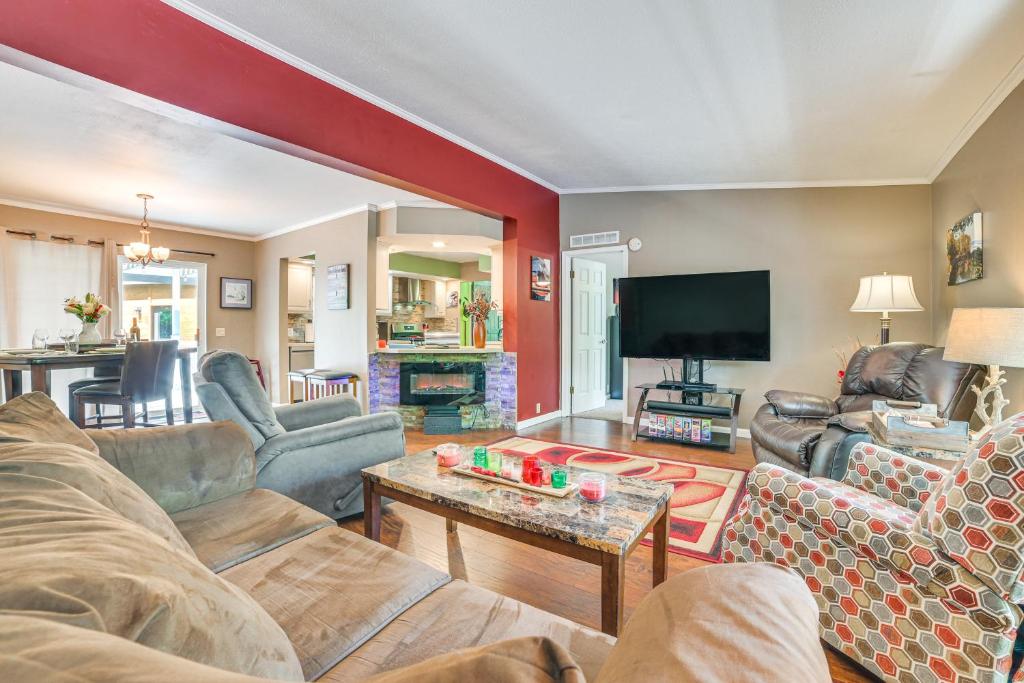 uma sala de estar com sofás e uma televisão de ecrã plano em Serene Presque Isle Harbor Home on Sunrise Side! em Presque Isle