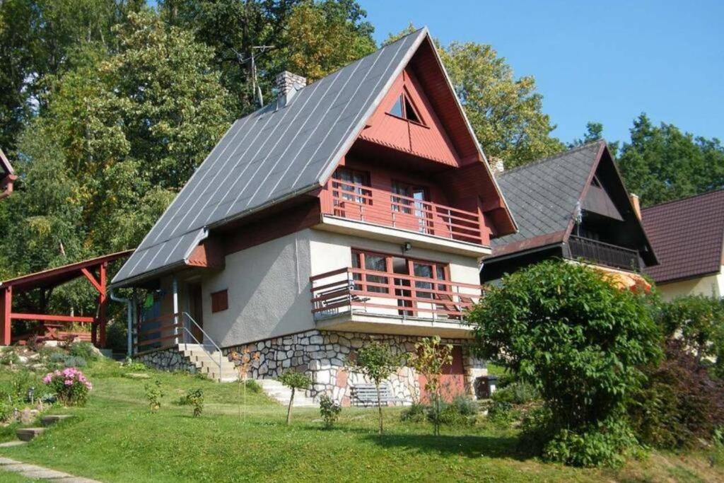 雀爾米杜爾的住宿－Cottage IRENA in Giant Mountains，一个带门廊的 ⁇ 屋顶的房子
