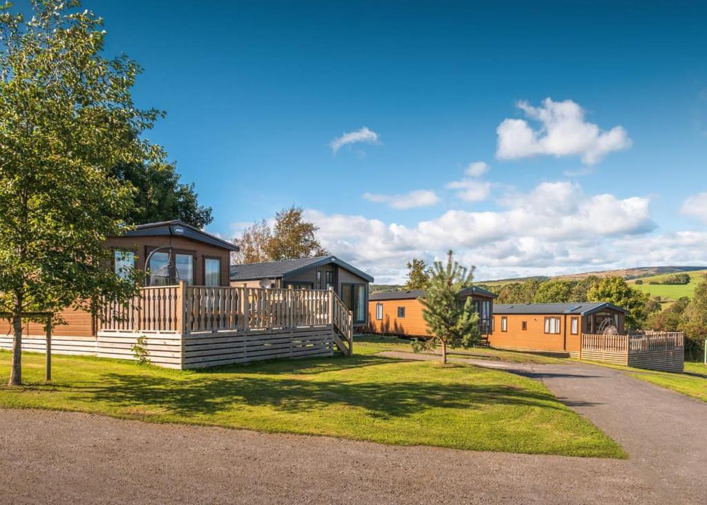 una casa con terraza y una casa en Docker Holiday Park, en Carnforth