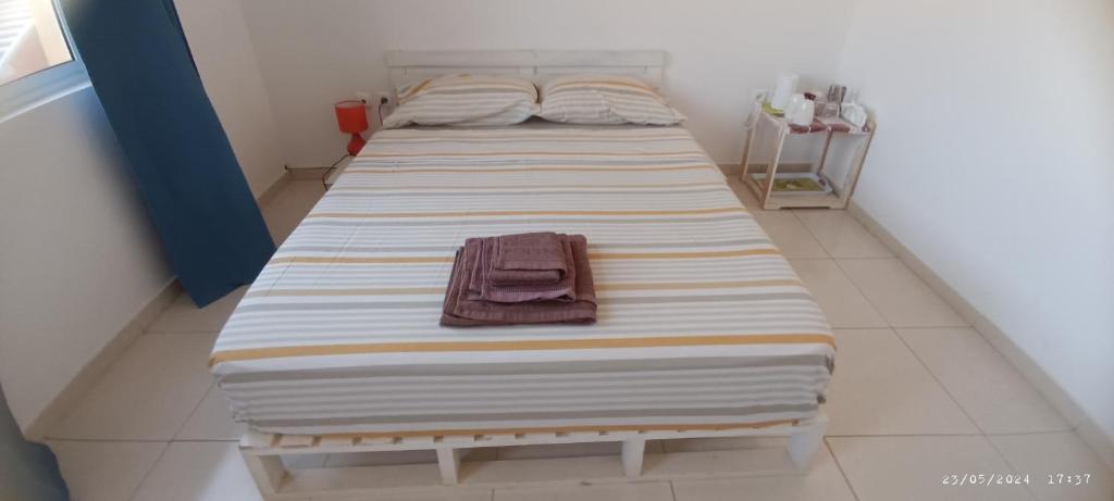 a pair of beds in a small room at Óscar guest house in Mindelo