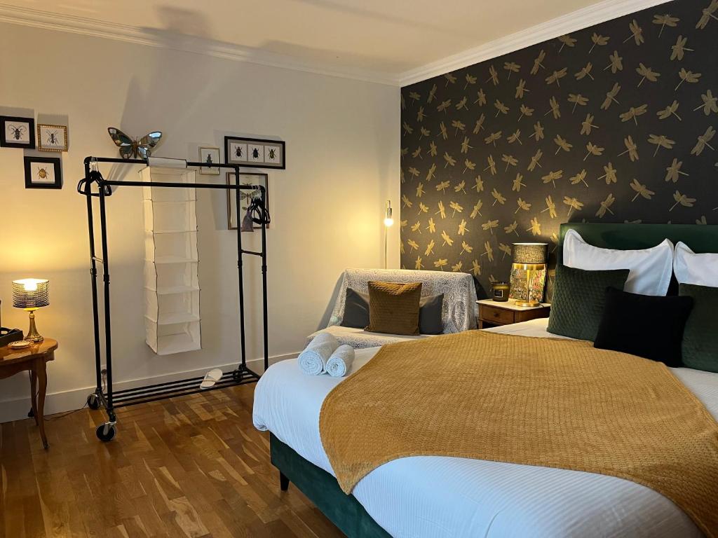 a bedroom with a bed and a wall with stars at Le prieuré de Saint Thibault in Saint-Thibault-des-Vignes