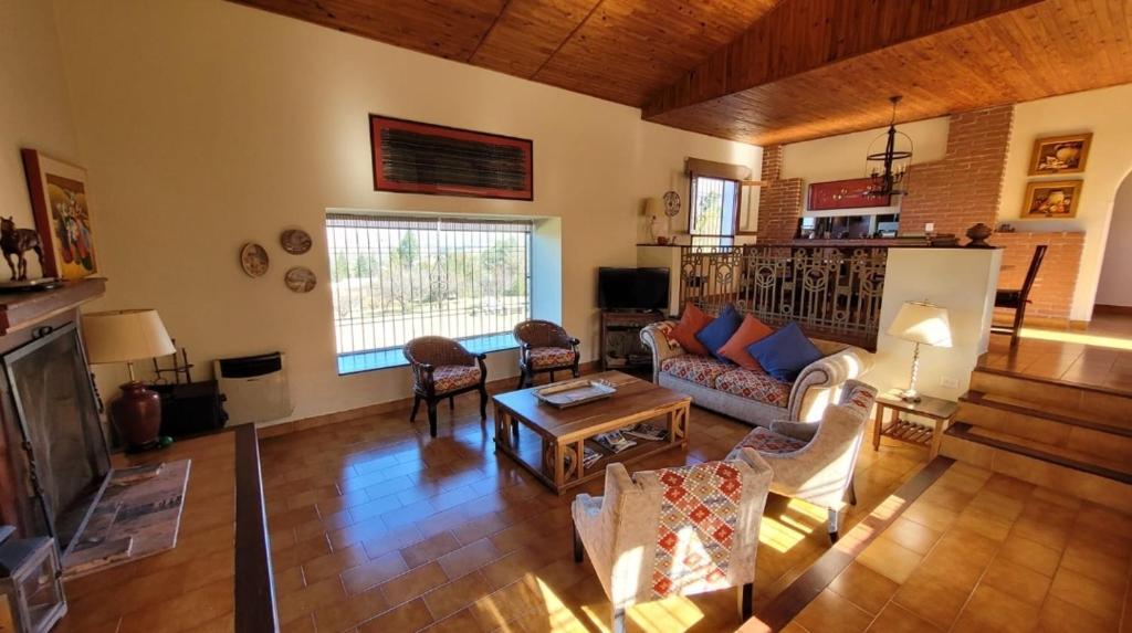 una sala de estar con un sofá y una mesa en Casa en la Quebradita, en Tafí del Valle