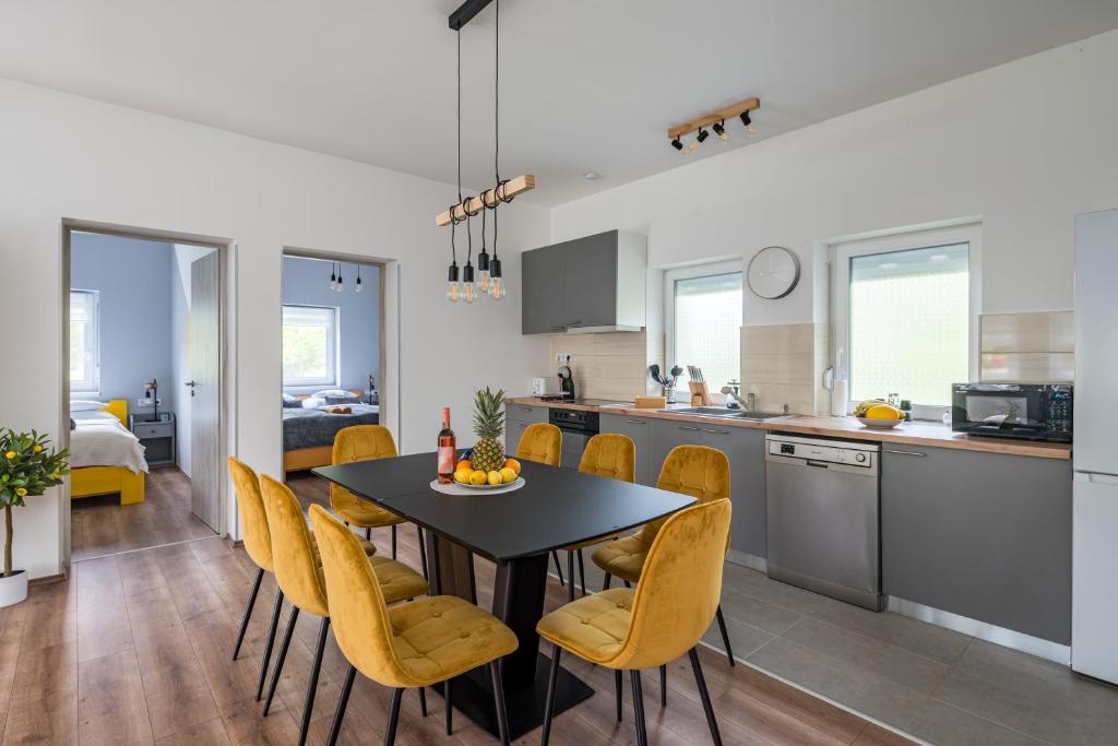 Kuchyň nebo kuchyňský kout v ubytování Balatonic Lemon apartmanház