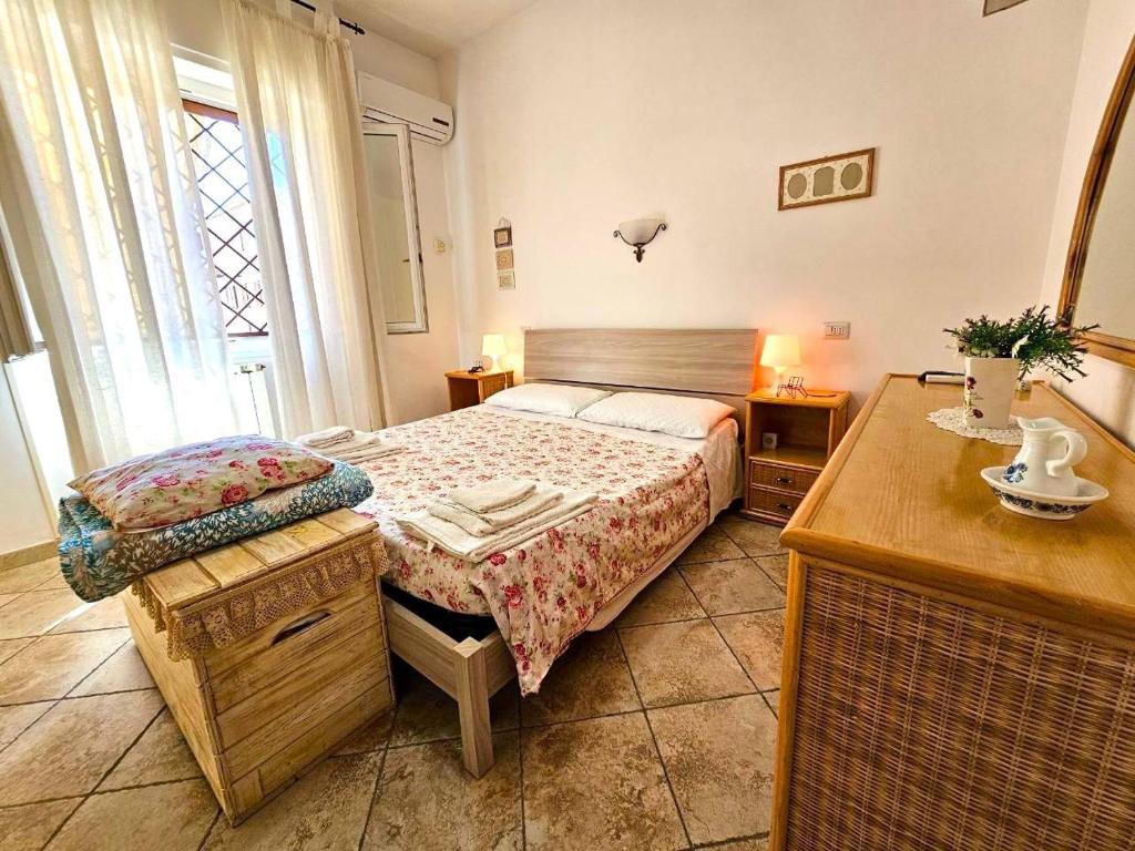 1 dormitorio con cama, mesa y escritorio en A due passi dal Mare e Stazione, en Ladispoli