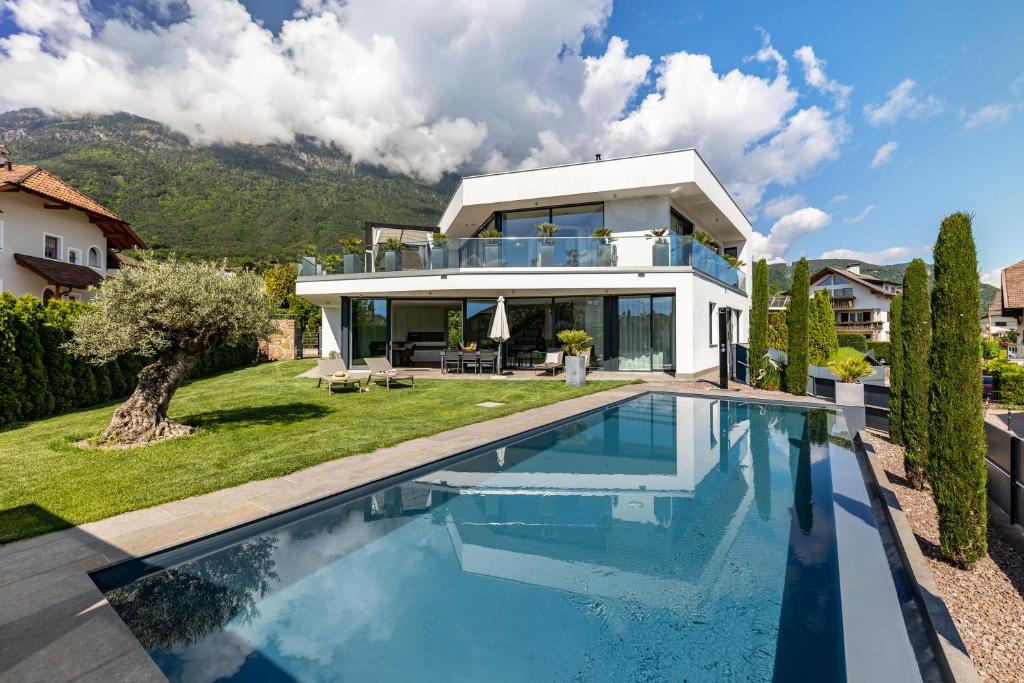 een villa met een zwembad voor een huis bij Villa Aich in San Paolo
