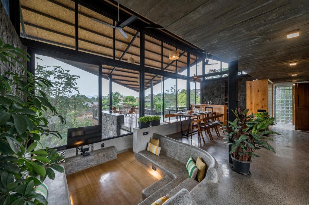 Ruang duduk di SaffronStays Black Rock - A 3-BDR Pet-friendly Pool Villa in Nashik