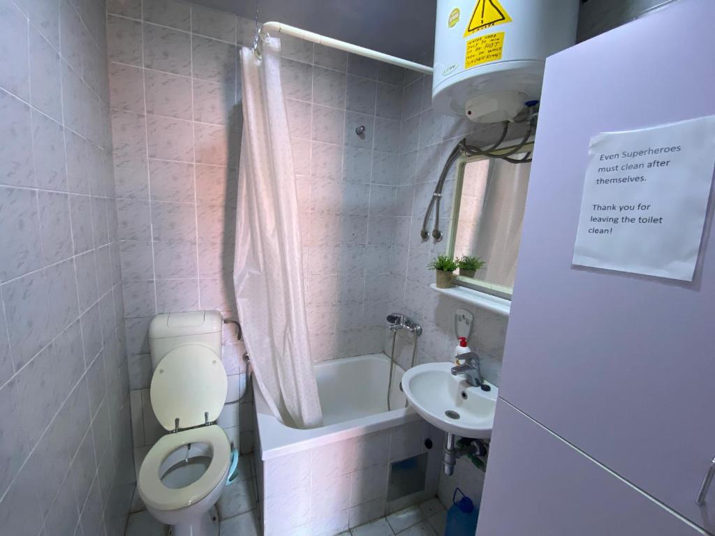 Koupelna v ubytování SAGR ROOMS shared toilet and kitchen