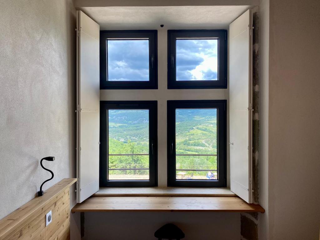 Fotografie z fotogalerie ubytování Château du Poët-Célard v destinaci Le Poët-Célard