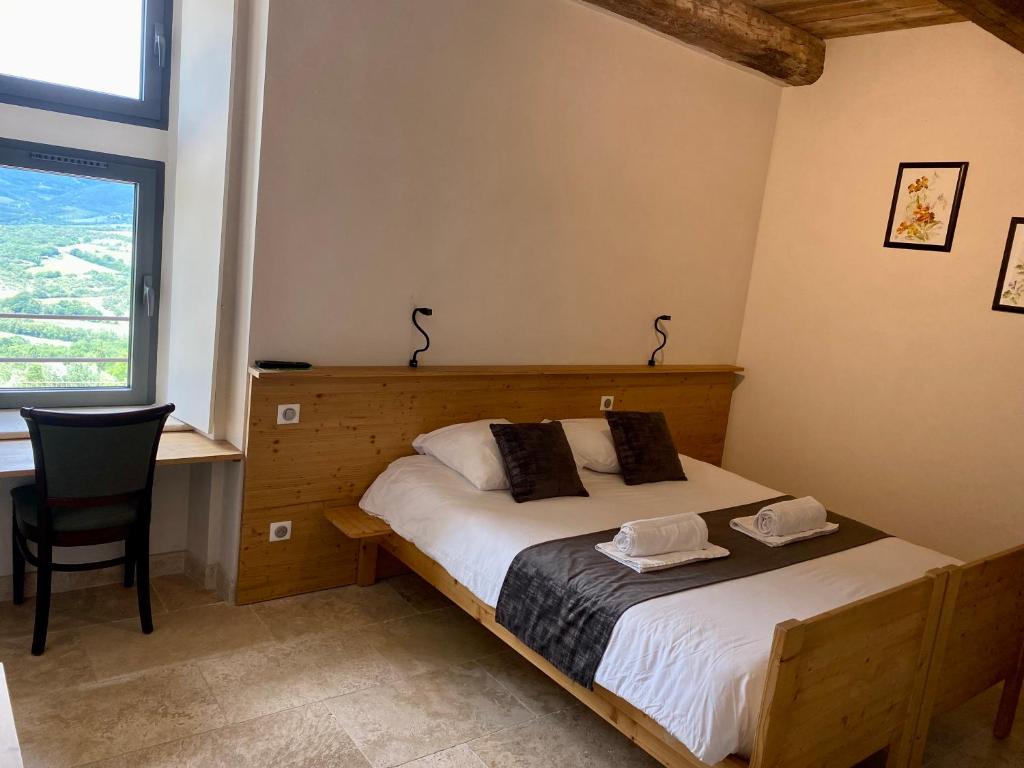 Postel nebo postele na pokoji v ubytování Château du Poët-Célard