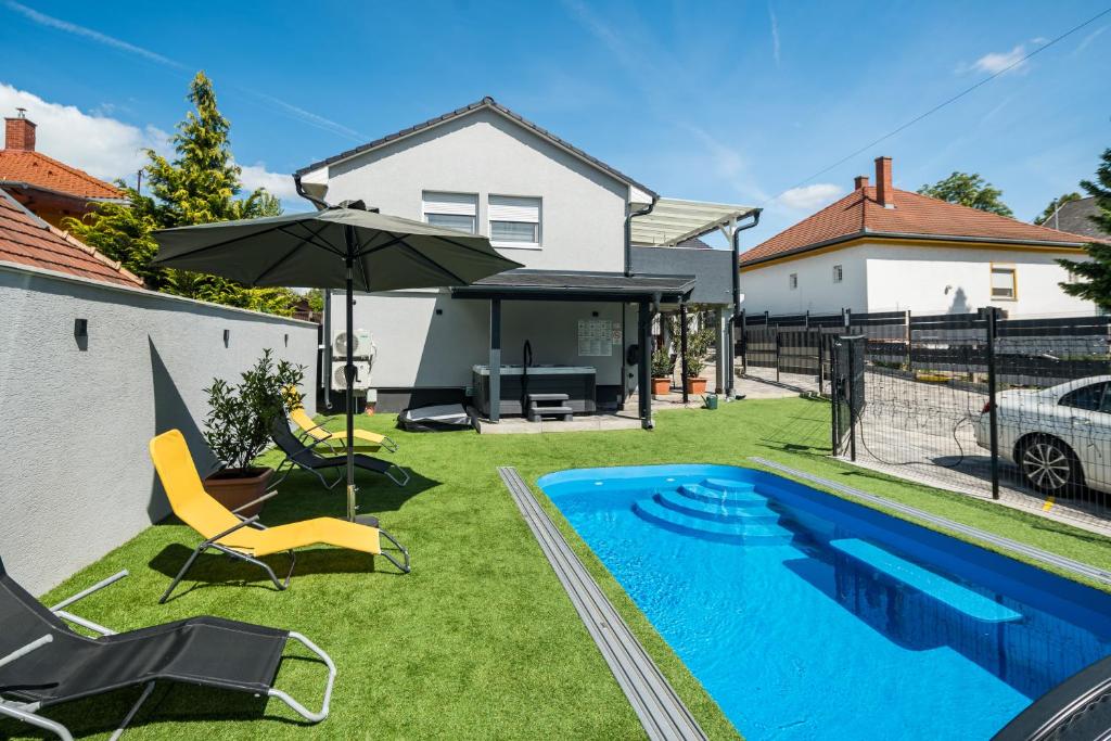 Bazén v ubytování Balatonic Lemon apartmanház nebo v jeho okolí