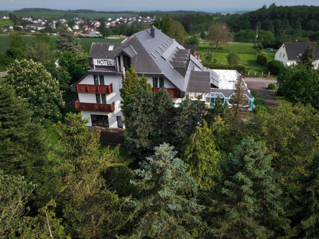 uma vista aérea de uma casa com árvores em Zenner's Landhotel em Newel