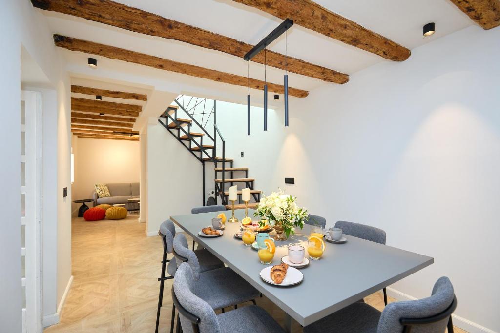 BLACK WATER BAY HOUSE
