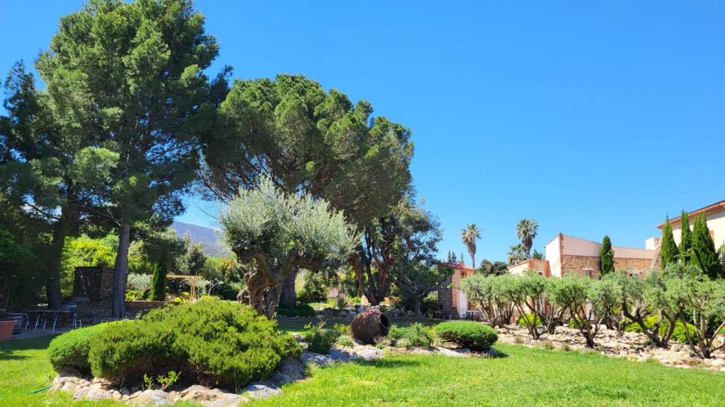 Zahrada ubytování "MAS TRAMONTANE "chambres d'hôtes et studio avec piscine dans parc arboré