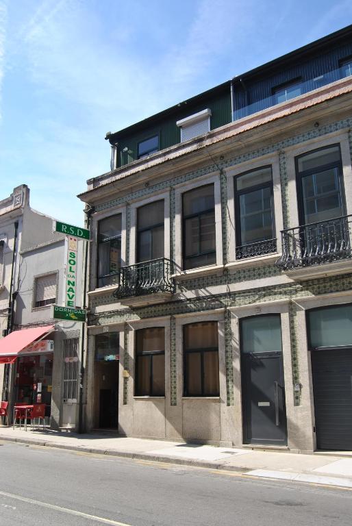 a building on the side of a street at Residencial Sol da Nave in Porto